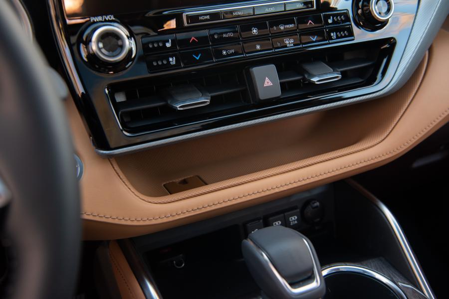Детали интерьера Toyota Highlander Hybrid Platinum AWD 2019 года  (фото 56 из 67)